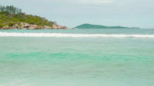 在沙滩上冲破海浪视频素材