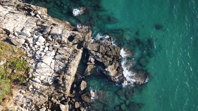 4K镜头鸟瞰图石质海滩普吉岛，素林海滩，巴东海滩与美丽的海滩波浪。视频素材