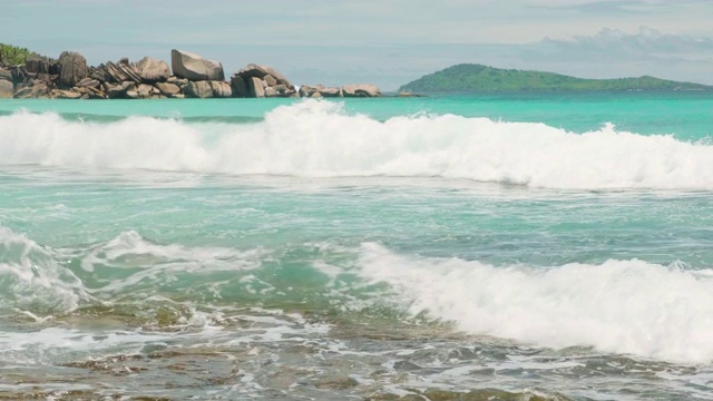 在沙滩上冲破海浪视频素材