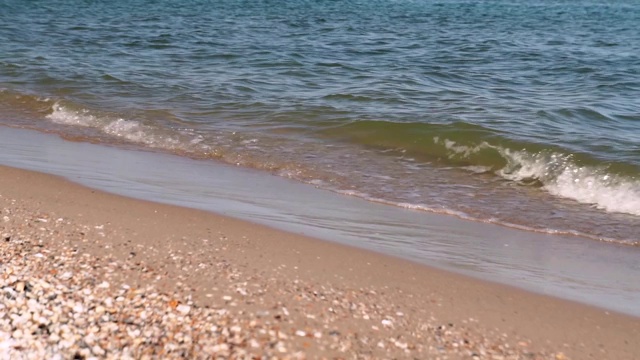 海滩，泡沫的海洋，海浪冲刷着沙子。海浪冲击着沙滩。海浪声视频素材