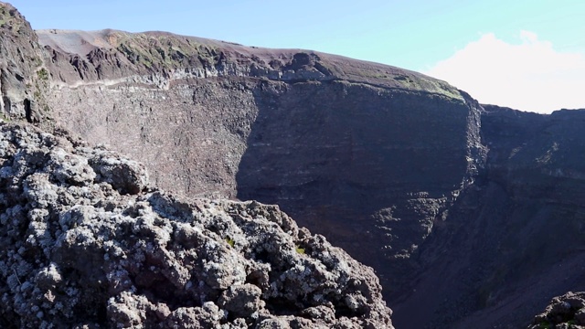 维苏威火山-从火山口边缘俯瞰视频素材