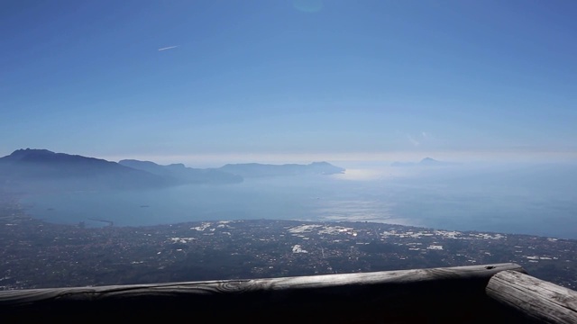 维苏威火山-那不勒斯湾从火山口道上下来视频素材