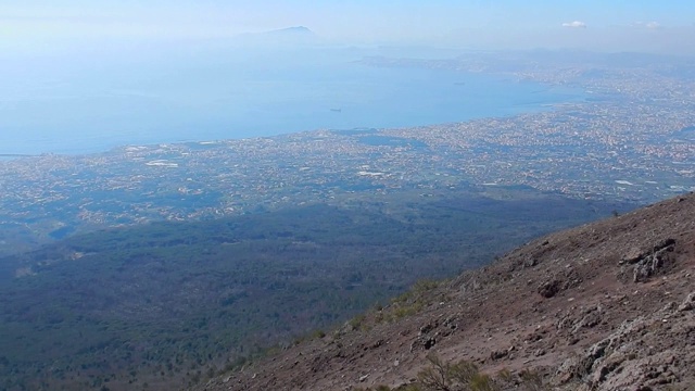 维苏威火山-那不勒斯湾从火山口道上下来视频素材