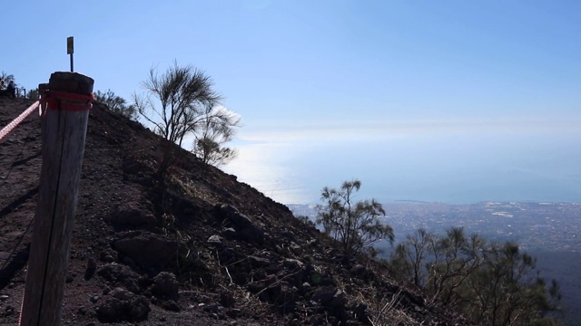 维苏威火山-那不勒斯湾从火山口道上下来视频素材