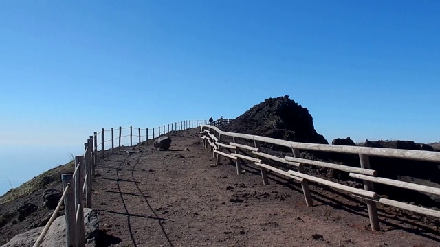 维苏威火山-那不勒斯湾从火山口道上下来视频素材