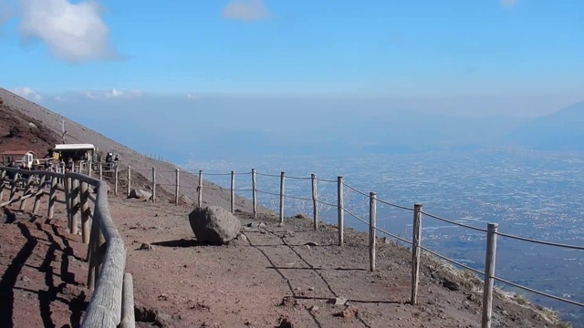 维苏威火山-那不勒斯湾从火山口道上下来视频素材