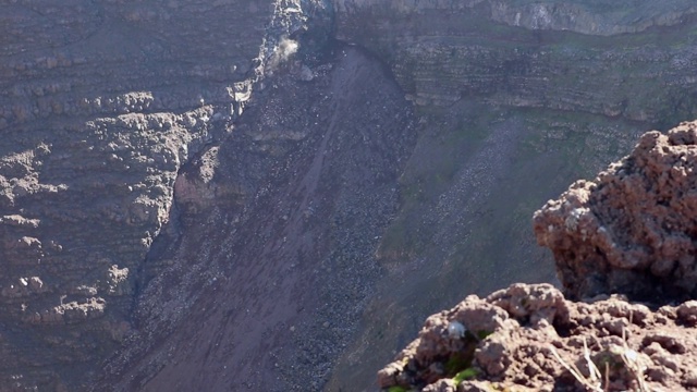 维苏威火山火山口的烟雾视频素材