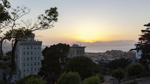 金门大桥和海湾地区的白天到夜晚的时间流逝，旧金山，加利福尼亚，美国视频素材