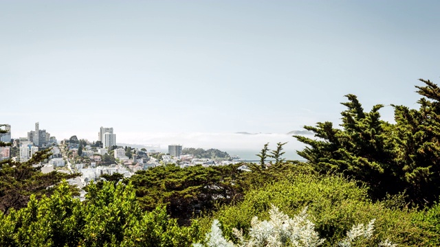 时间流逝的朗伯德街和金门大桥覆盖在雾中，旧金山，加利福尼亚，美国视频素材