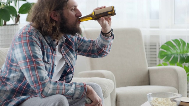 一名男子在家玩电子游戏庆祝胜利视频素材