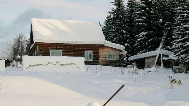 冬天的风景。位于西伯利亚的俄罗斯村庄，木屋被雪覆盖。俄罗斯4 k。视频素材