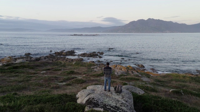 风景摄影师无人机鸟瞰山和海滩在加利萨，西班牙视频素材