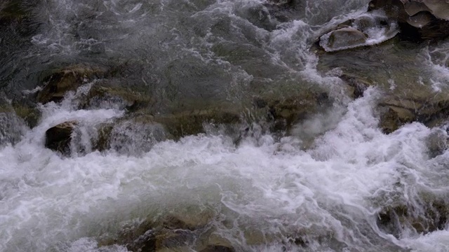 野生山河流动的石头巨石和石头急流。慢动作视频素材