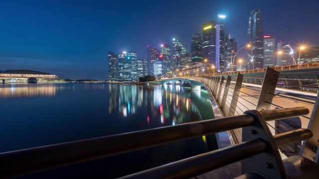 在滨海湾，新加坡城市的中央商务区大楼，时间从夜晚到白天的场景与新加坡天际线移动云视频素材