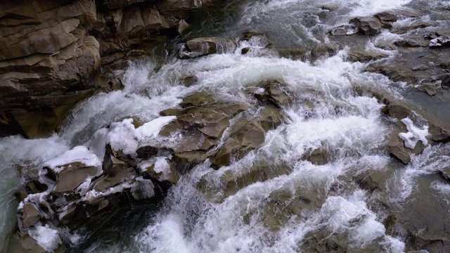 野生山河流动的石头巨石和石头急流。慢动作视频素材