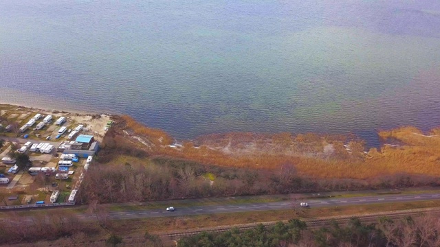 波兰赫尔半岛海边公路上的汽车航拍图视频素材