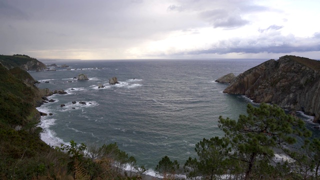 Playa del Silencio海滩景观在西班牙的雨天暴风雨天视频素材