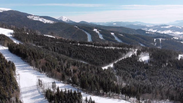 滑雪胜地的空中滑雪场与滑雪者和滑雪缆车。的雪山森林视频素材