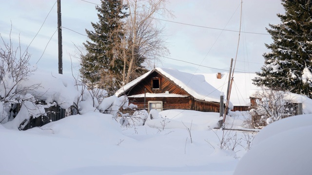 冬天的风景。位于西伯利亚的俄罗斯村庄，木屋被雪覆盖。俄罗斯4 k。视频素材