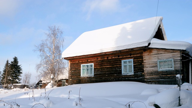 冬天的风景。位于西伯利亚的俄罗斯村庄，木屋被雪覆盖。俄罗斯4 k。视频素材