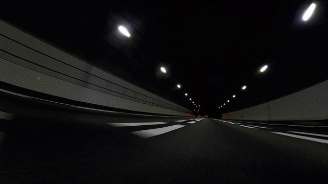 夜间在高速公路上行驶，非常宽视频素材