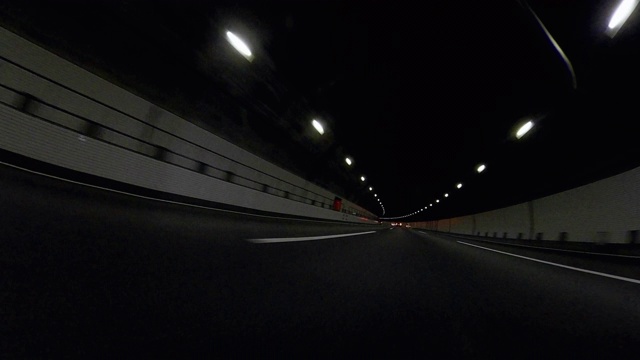 夜间在高速公路上行驶，非常宽视频素材