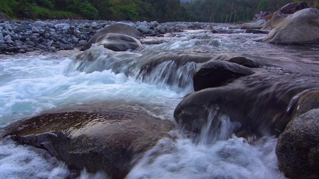 4K镜头的早晨风景河流过河流的自然农村村庄。视频素材