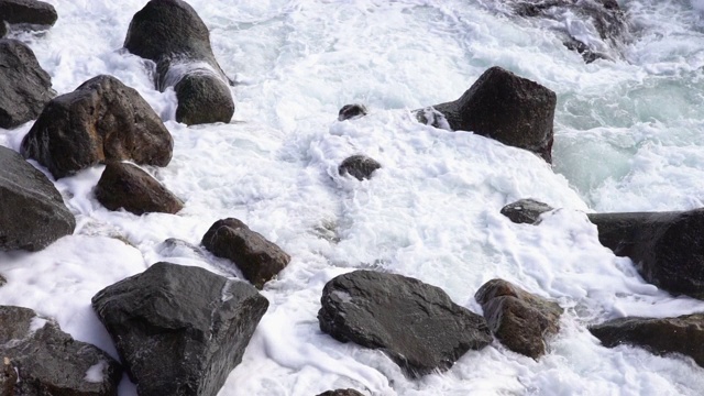 暴风海浪撞击混凝土码头的近距离慢动作视频下载