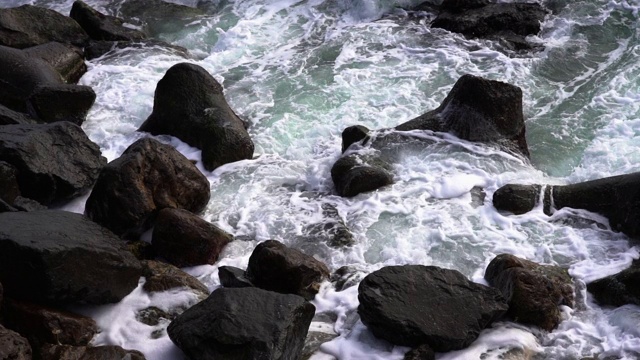 暴风海浪撞击混凝土码头的近距离慢动作视频素材