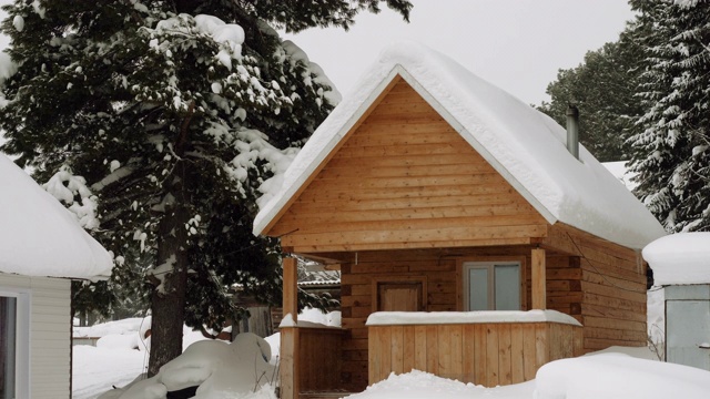 冬天的风景。位于西伯利亚的俄罗斯村庄，木屋被雪覆盖。俄罗斯4 k。视频素材