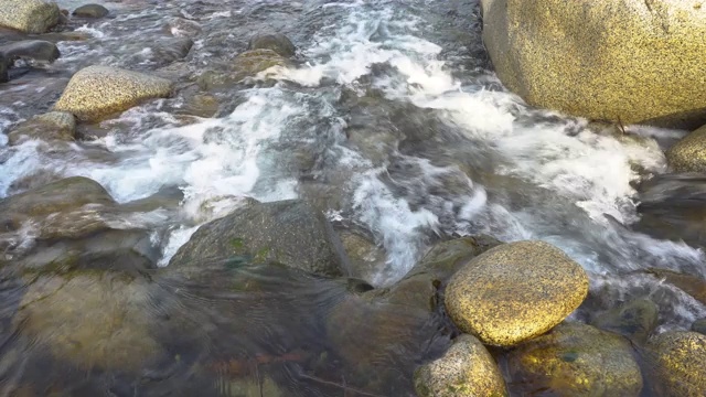 4K镜头的早晨风景河流过河流的自然农村村庄。视频素材