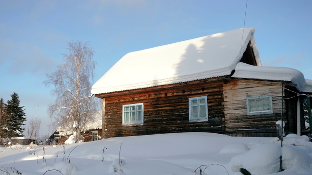 冬天的风景。位于西伯利亚的俄罗斯村庄，木屋被雪覆盖。俄罗斯4 k。视频素材