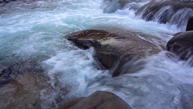 4K镜头的早晨风景河流过河流的自然农村村庄。视频素材