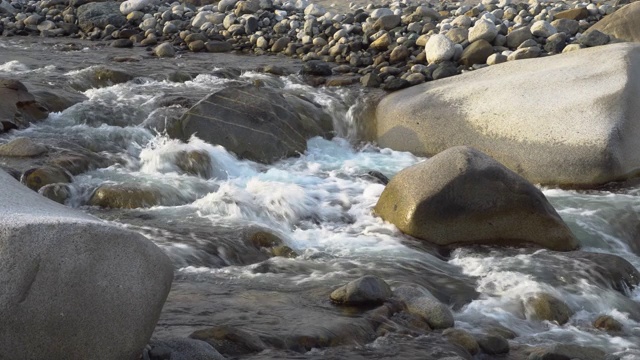 4K镜头的早晨风景河流过河流的自然农村村庄。视频素材