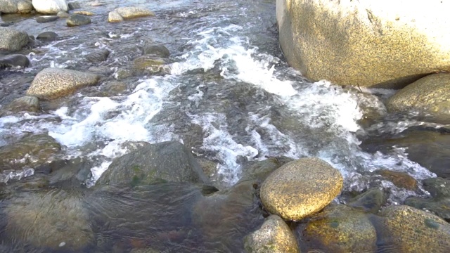 4K镜头的早晨风景河流过河流的自然农村村庄。视频素材