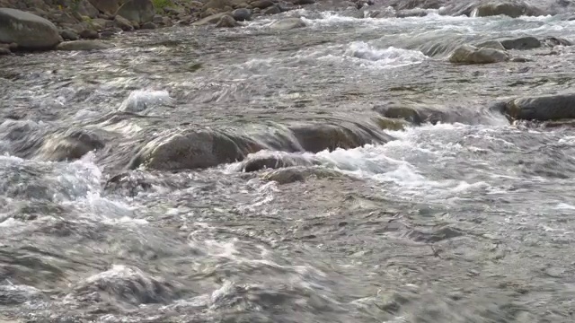 4K镜头的早晨风景河流过河流的自然农村村庄。视频素材