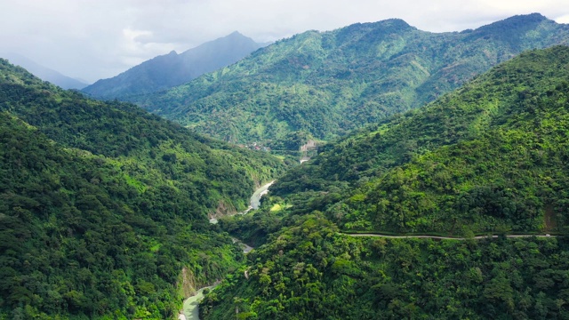 菲律宾吕宋岛的科迪勒拉山脉鸟瞰图。高山被雨林覆盖，峡谷中有河流视频素材