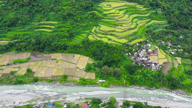 村和河在山涧中，俯视图。风景，高地上的村庄。菲律宾吕宋岛科迪勒拉山脉的梯田视频素材