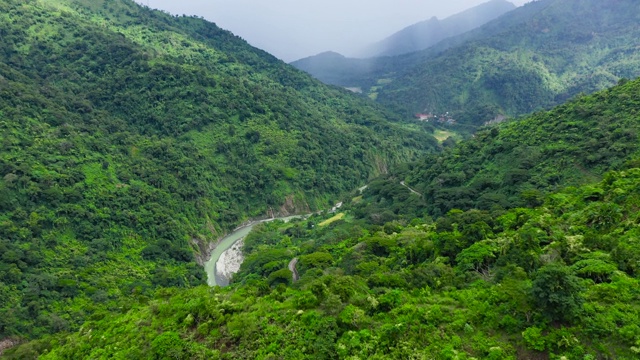 美丽的山景，山峰上覆盖着森林视频素材