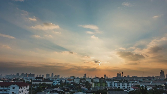 白天到夜晚的延时云天空景观。视频素材