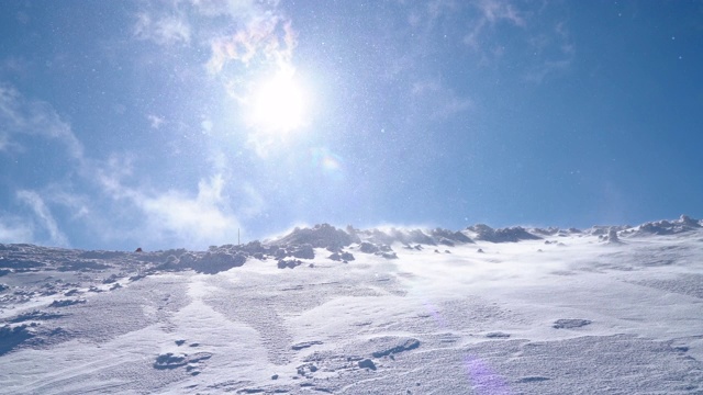 雪花4K镜头在冬季斯洛伐克太特拉山脉的蓝天和白色的雪。视频素材