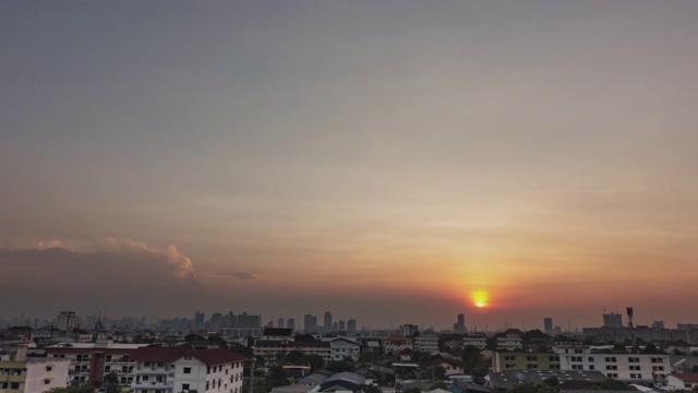 白天到夜晚的延时云天空景观。视频素材