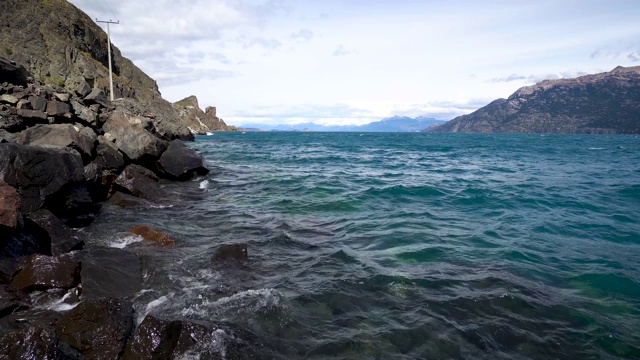 海浪冲击着卡雷拉将军湖海岸的岩石视频素材