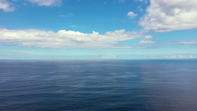 海景。风平浪静，云淡风轻。鸟瞰图无边水面海面。飞越海面。鸟瞰图无边水面海面视频素材