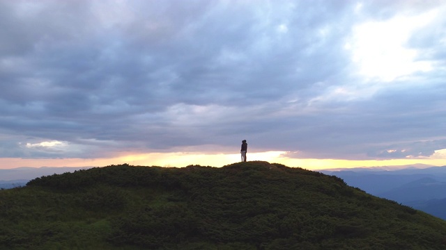 这对夫妇站在山顶上视频素材