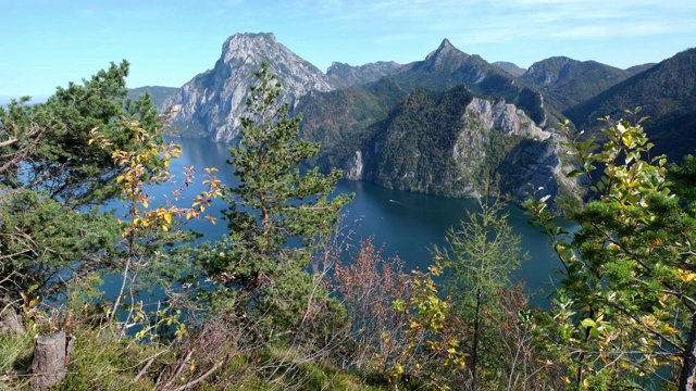 秋季特朗泽湖和特朗斯坦山景从Kleiner Sonnstein岩峰，埃本西，上奥地利。视频素材