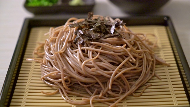 冷荞麦荞麦面或扎鲁拉面-日本食物风格视频素材