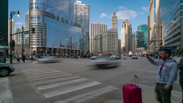 Time-lapse:芝加哥天际线大楼在市中心沿Wacker Drive和芝加哥河IL美国视频素材