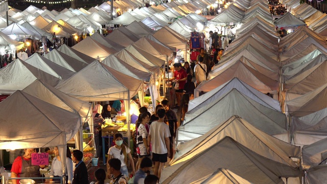 许多人在泰国曼谷的夜市步道景点。视频素材