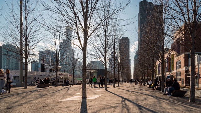 时光流逝:游客们聚集在美国伊利诺伊州芝加哥市中心的海军码头湖周围视频素材